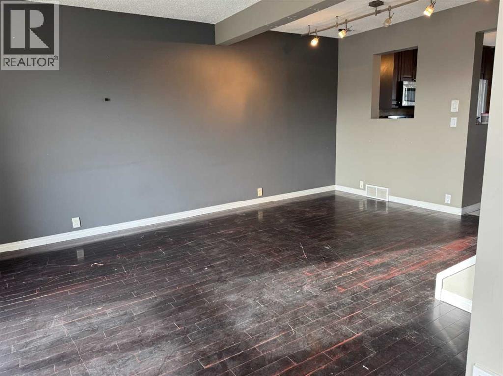 8, 220 Erin Mount Crescent SE — photo 2