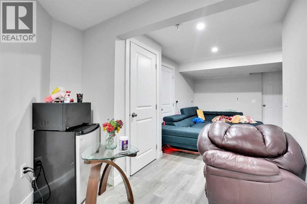 215 Savanna Parade NE — photo 10