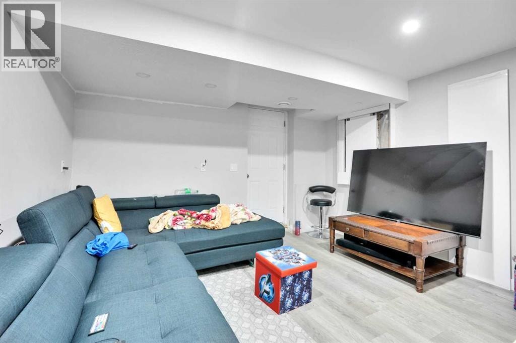 215 Savanna Parade NE — photo 11