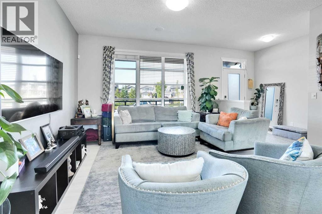 215 Savanna Parade NE — photo 4