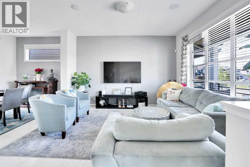 215 Savanna Parade NE — photo 3