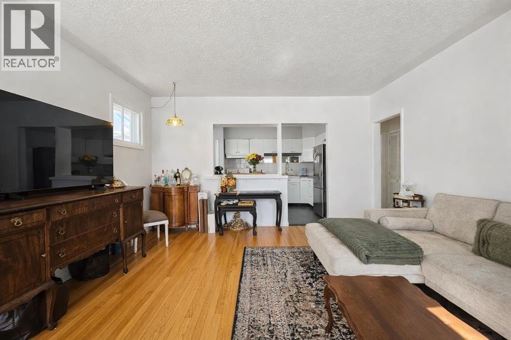 714 17 Avenue NW — photo 9