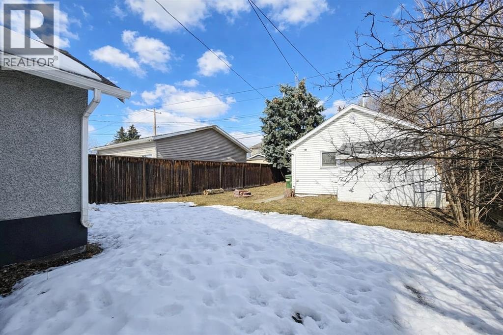 714 17 Avenue NW — photo 32