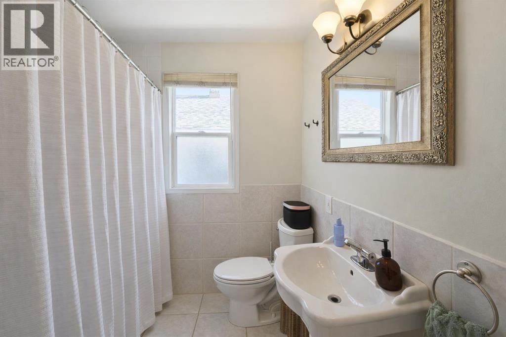 714 17 Avenue NW — photo 17