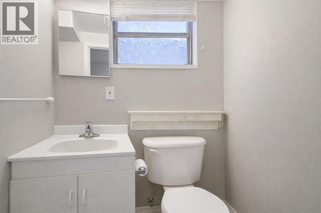 714 17 Avenue NW — photo 33