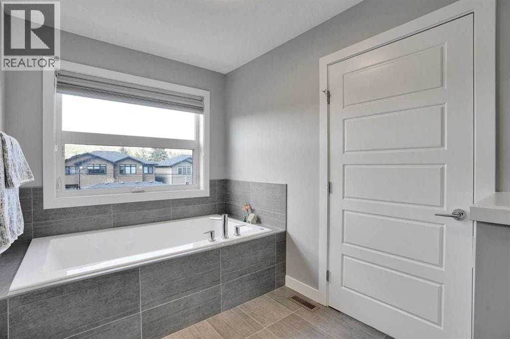 4405 20 Avenue NW — photo 36
