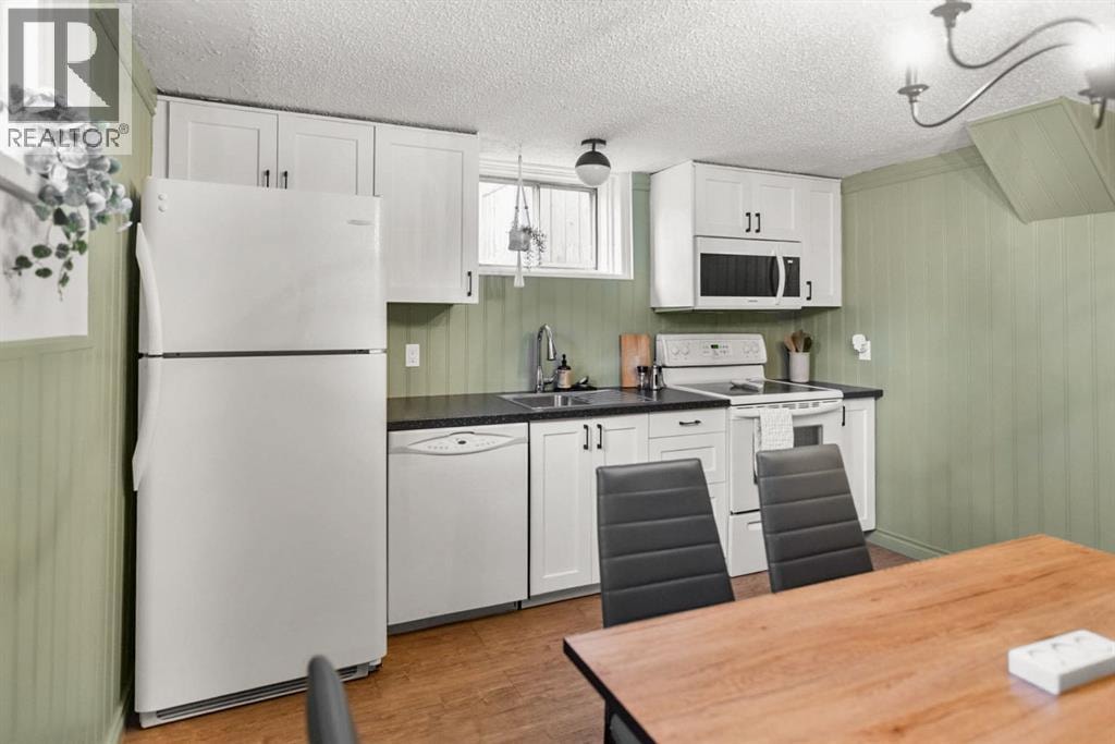 232 21 Avenue NE — photo 18