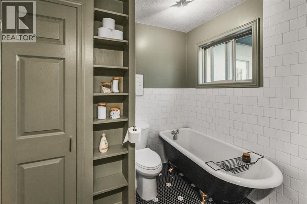 232 21 Avenue NE — photo 13