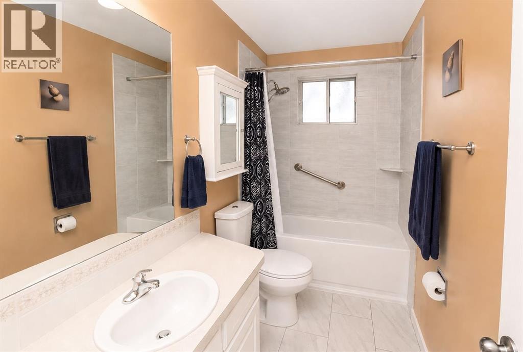 884 Rundlecairn Way NE — photo 10