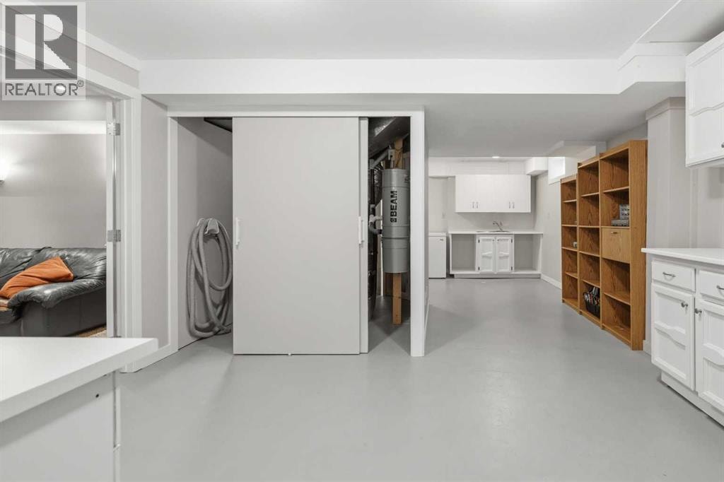 3308 Lakeside Crescent SW — photo 41