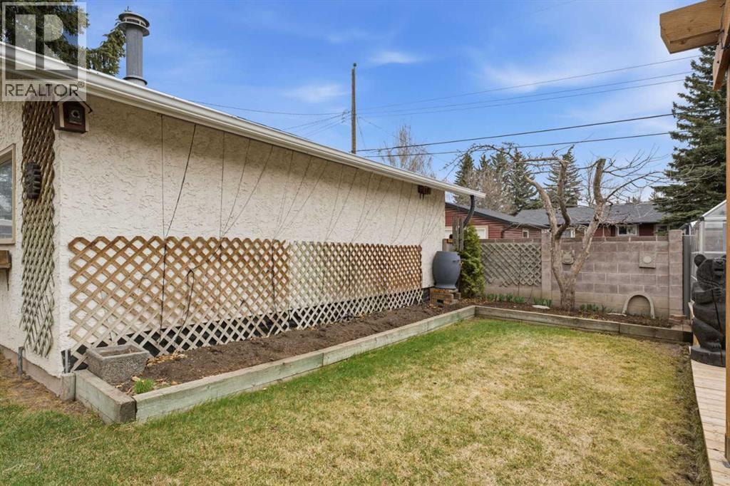 3308 Lakeside Crescent SW — photo 43