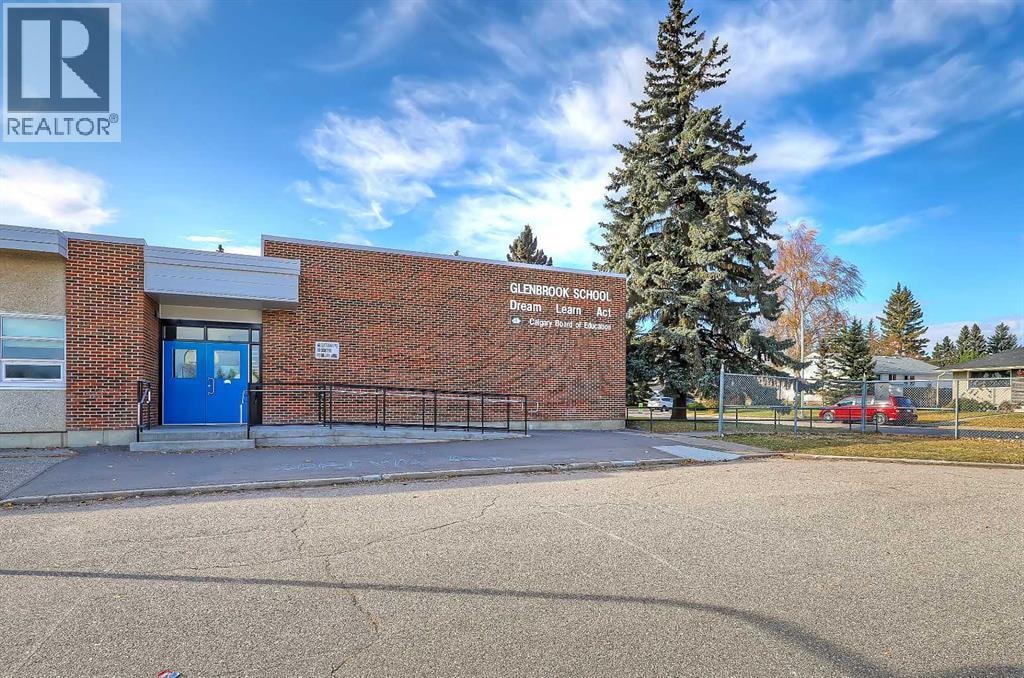 3122 39 Street SW — photo 18