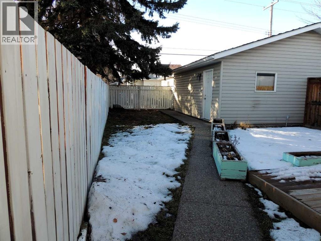 2713 Canmore Road NW — photo 44