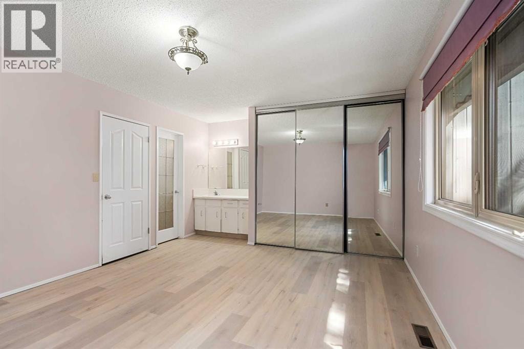 13, 803 Varsity Estates Drive NW — photo 18