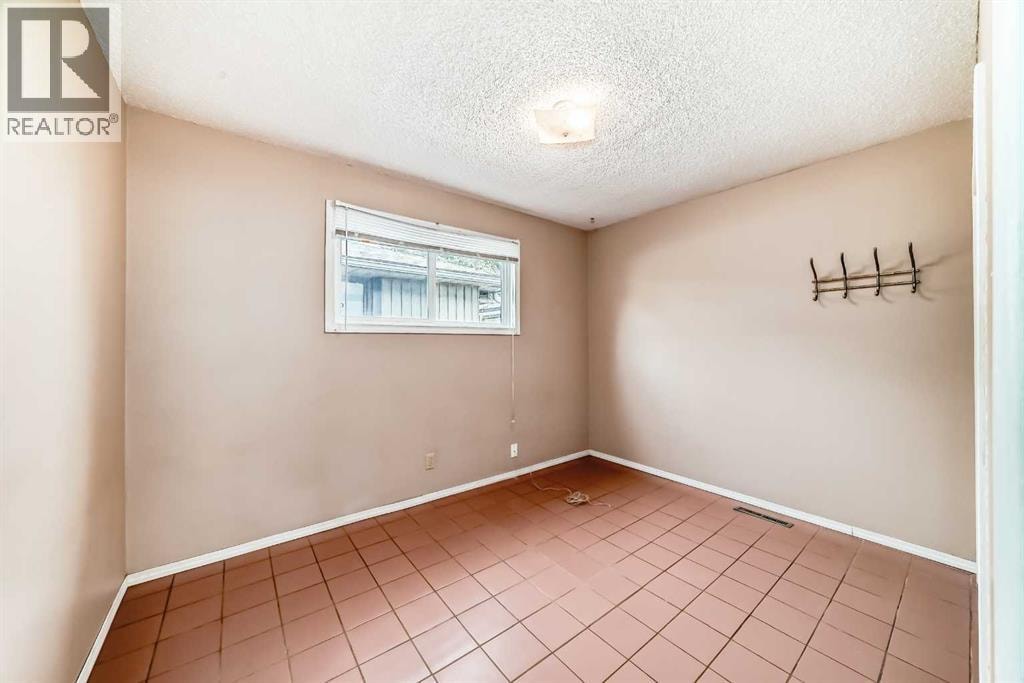 8016 33 Avenue NW — photo 14