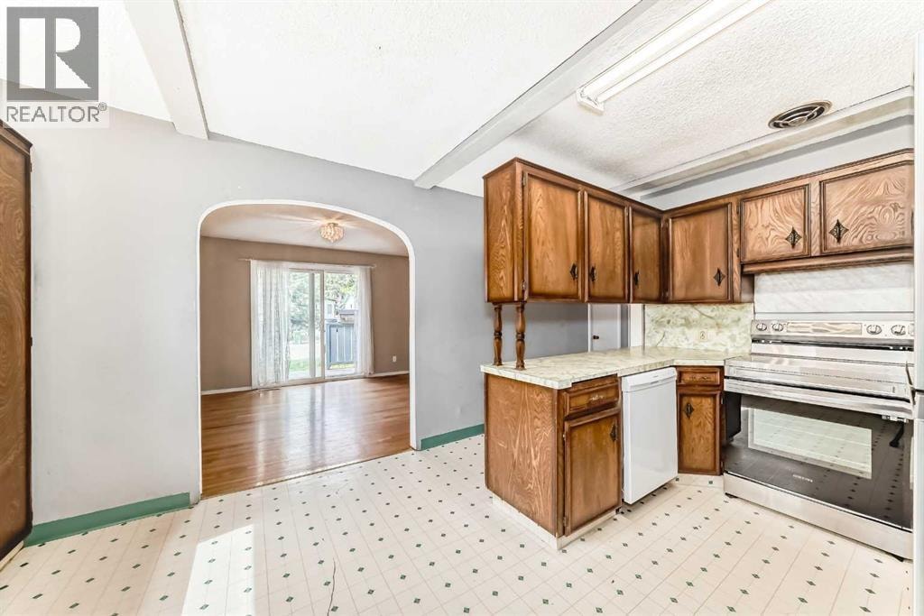 8016 33 Avenue NW — photo 8