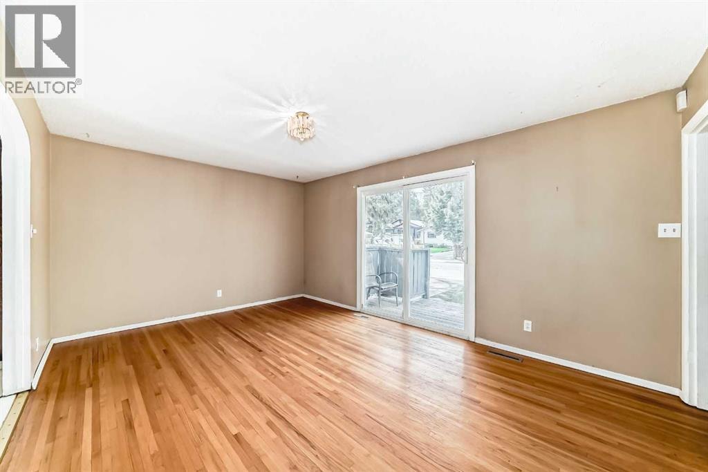 8016 33 Avenue NW — photo 6