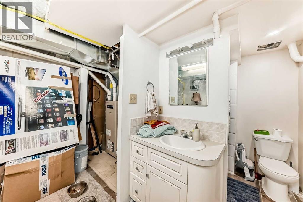 8016 33 Avenue NW — photo 32