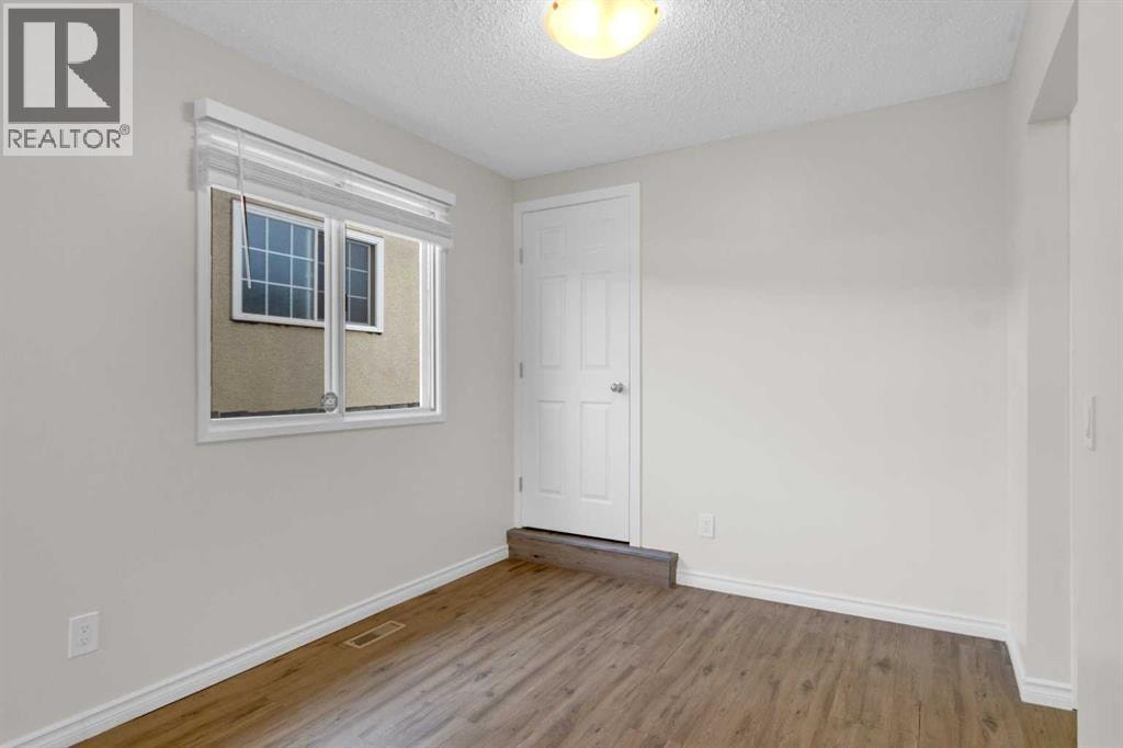 452 Queen Alexandra Way SE — photo 9