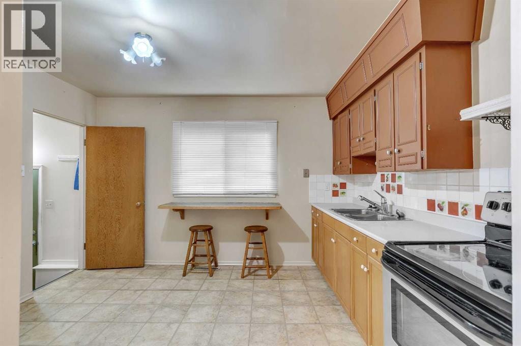 604 56 Avenue SW — photo 12