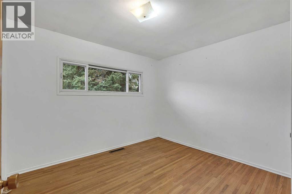 604 56 Avenue SW — photo 15
