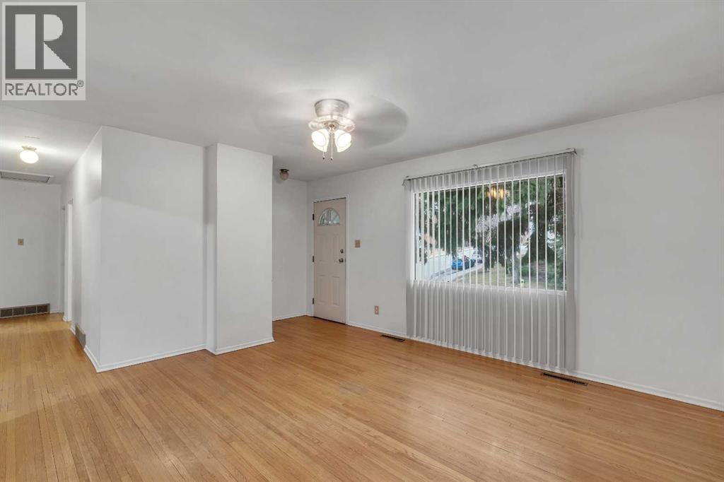 604 56 Avenue SW — photo 8