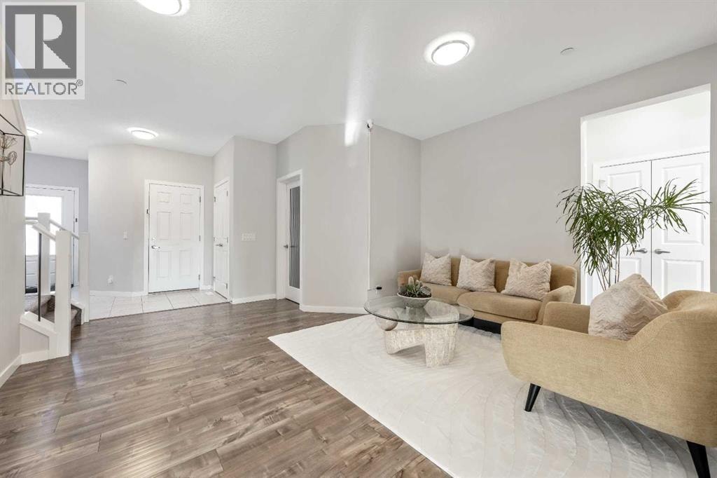 240 Lucas Crescent NW — photo 4