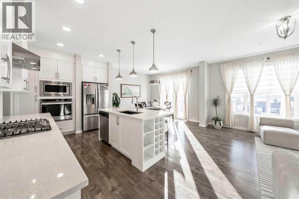 240 Lucas Crescent NW — photo 5