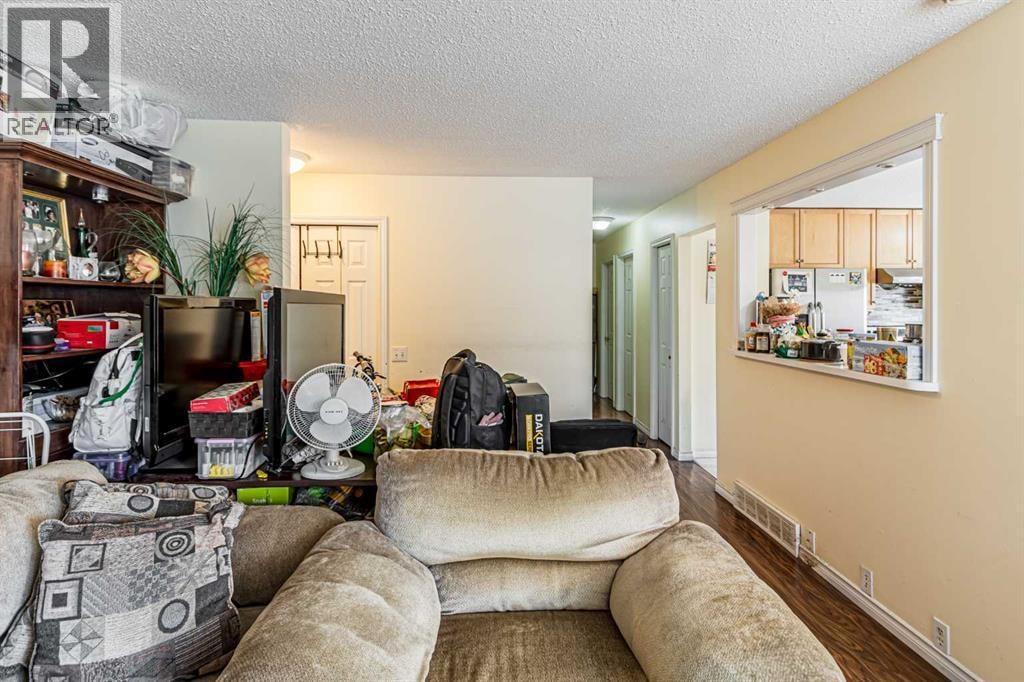 121 Margate Close NE — photo 4