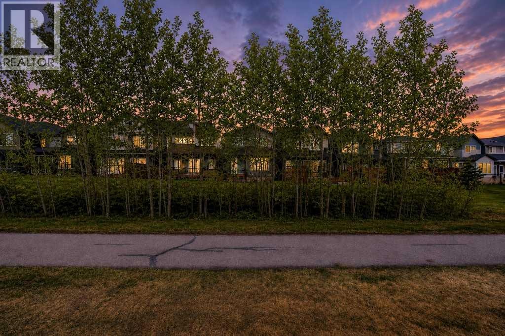 55 Silver Spruce Grove SW — photo 3