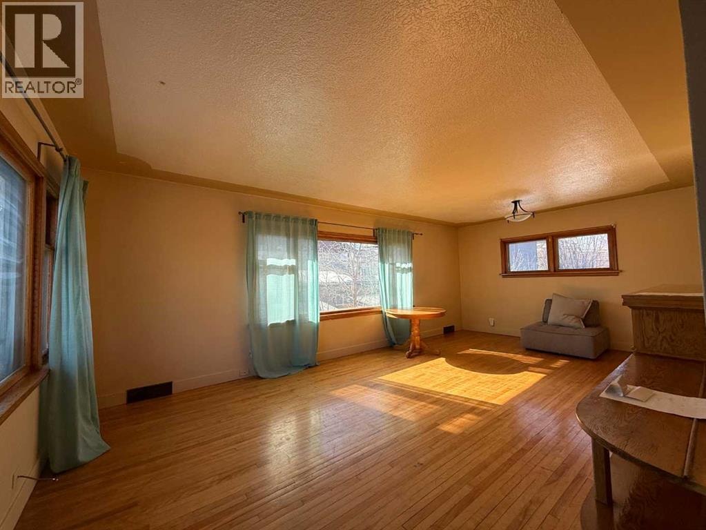 1607 25 Avenue SW — photo 20