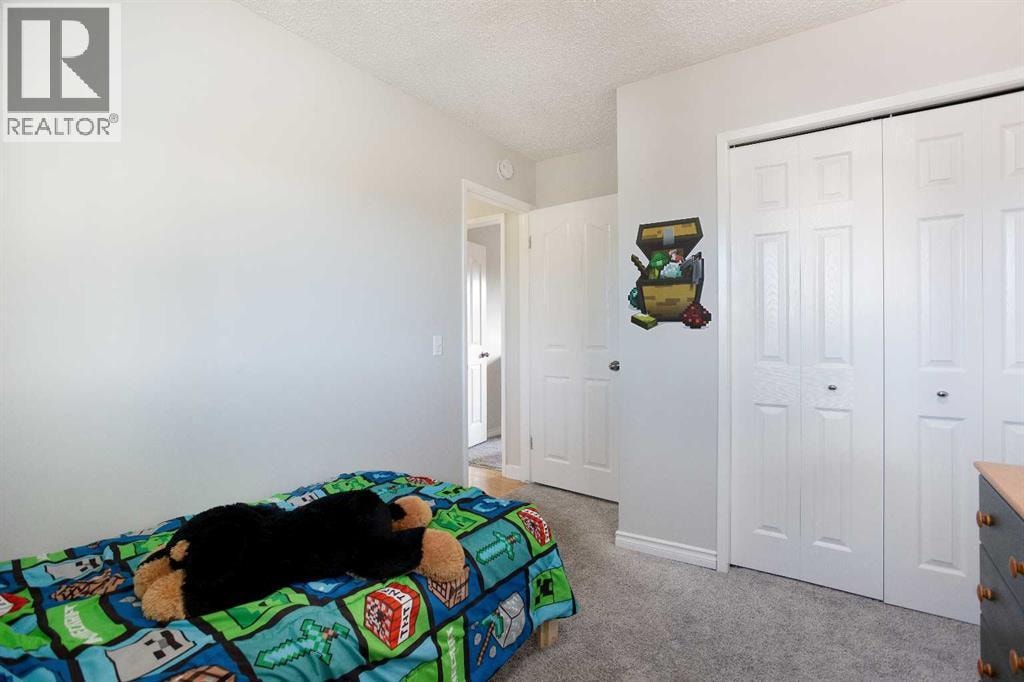23 Queen Isabella Close SE — photo 21