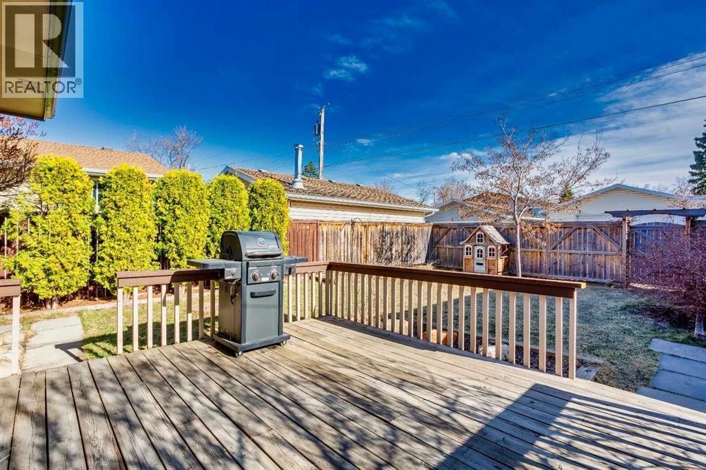 23 Queen Isabella Close SE — photo 31