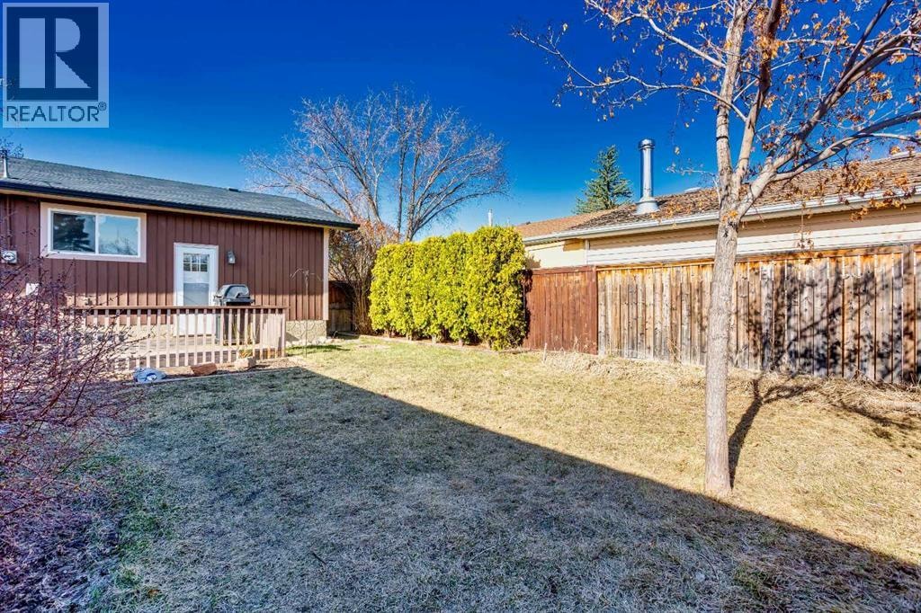 23 Queen Isabella Close SE — photo 28