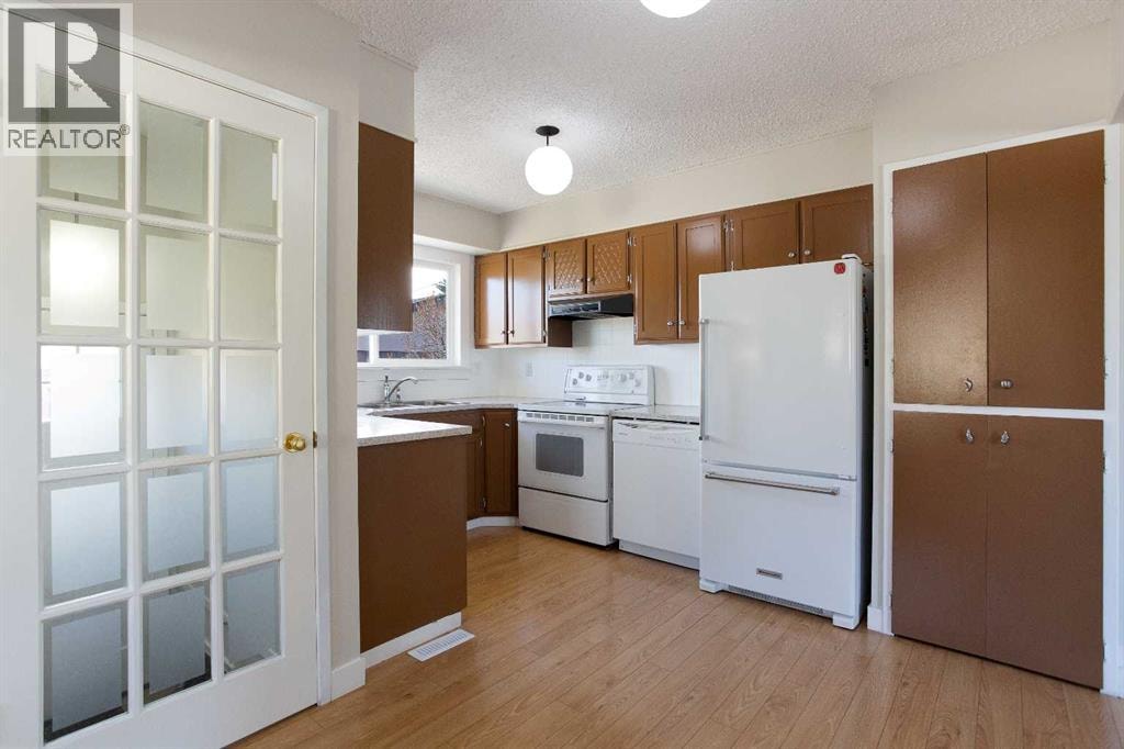 23 Queen Isabella Close SE — photo 9