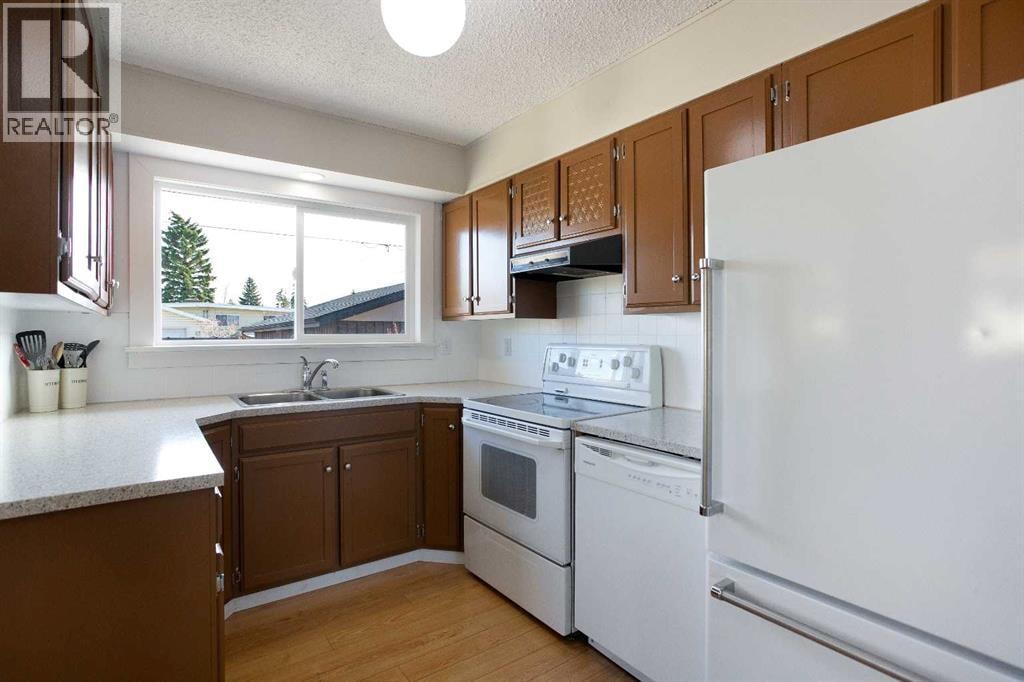 23 Queen Isabella Close SE — photo 3