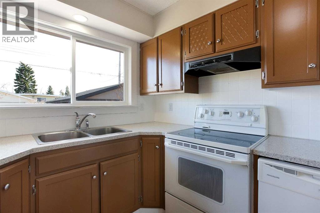 23 Queen Isabella Close SE — photo 8