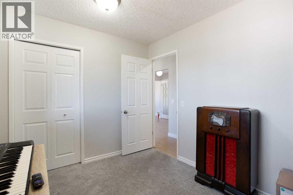 23 Queen Isabella Close SE — photo 14