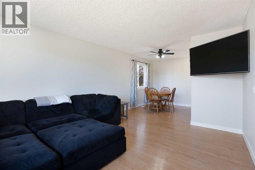 23 Queen Isabella Close SE — photo 5