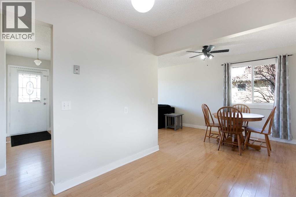 23 Queen Isabella Close SE — photo 10