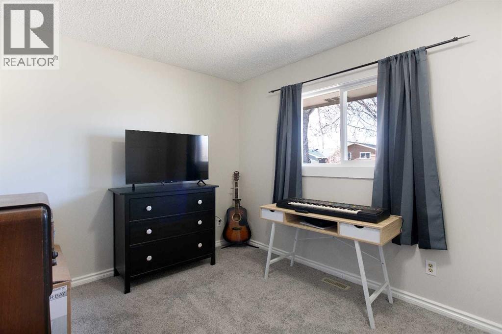 23 Queen Isabella Close SE — photo 13