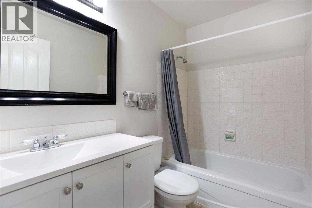 23 Queen Isabella Close SE — photo 15