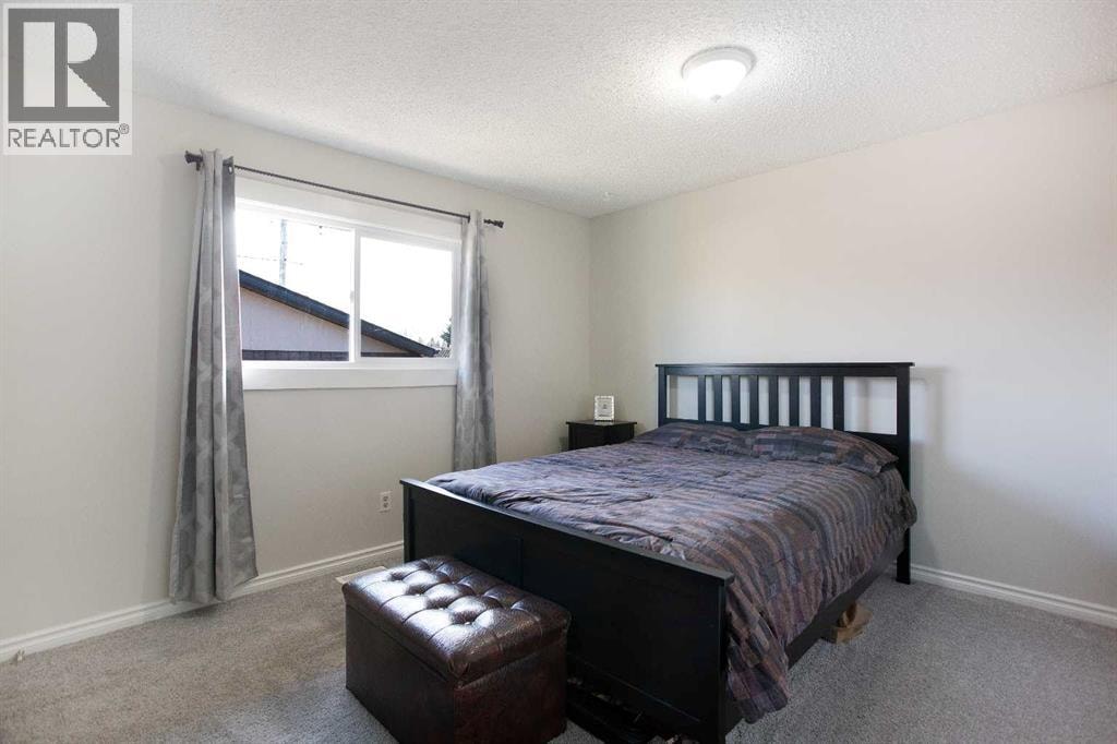 23 Queen Isabella Close SE — photo 16