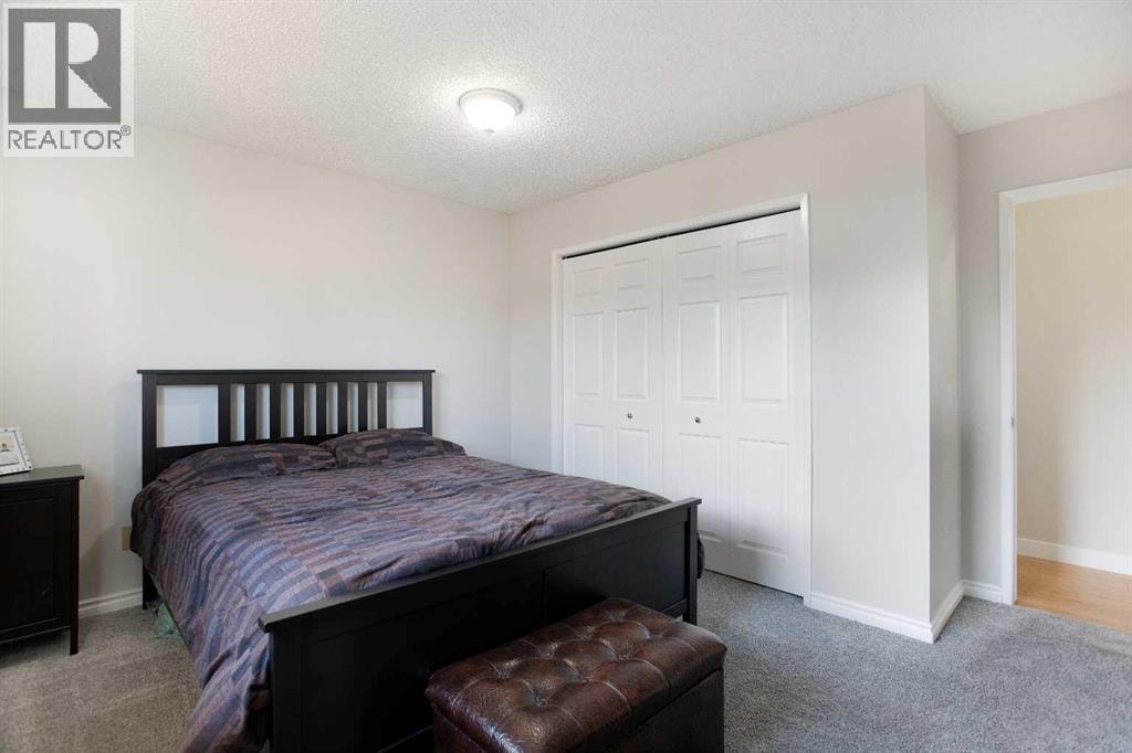 23 Queen Isabella Close SE — photo 17