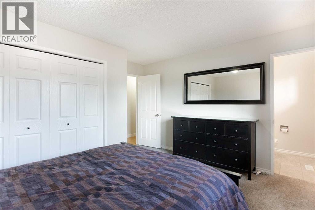 23 Queen Isabella Close SE — photo 18