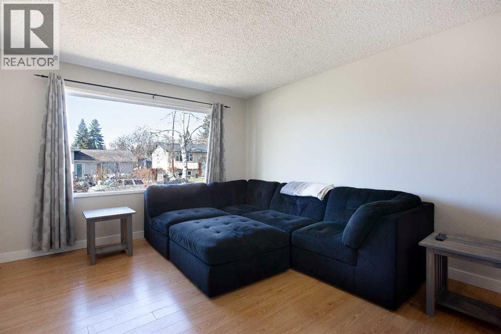 23 Queen Isabella Close SE — photo 6