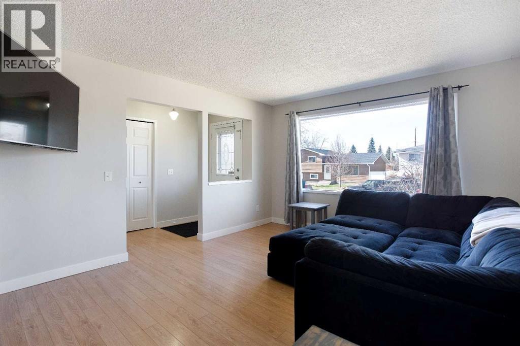 23 Queen Isabella Close SE — photo 4