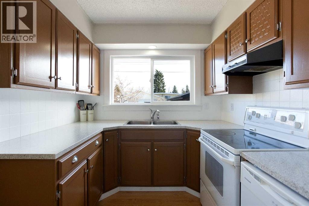 23 Queen Isabella Close SE — photo 7