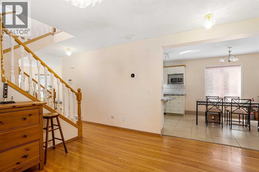 218 15 Avenue NW — photo 8