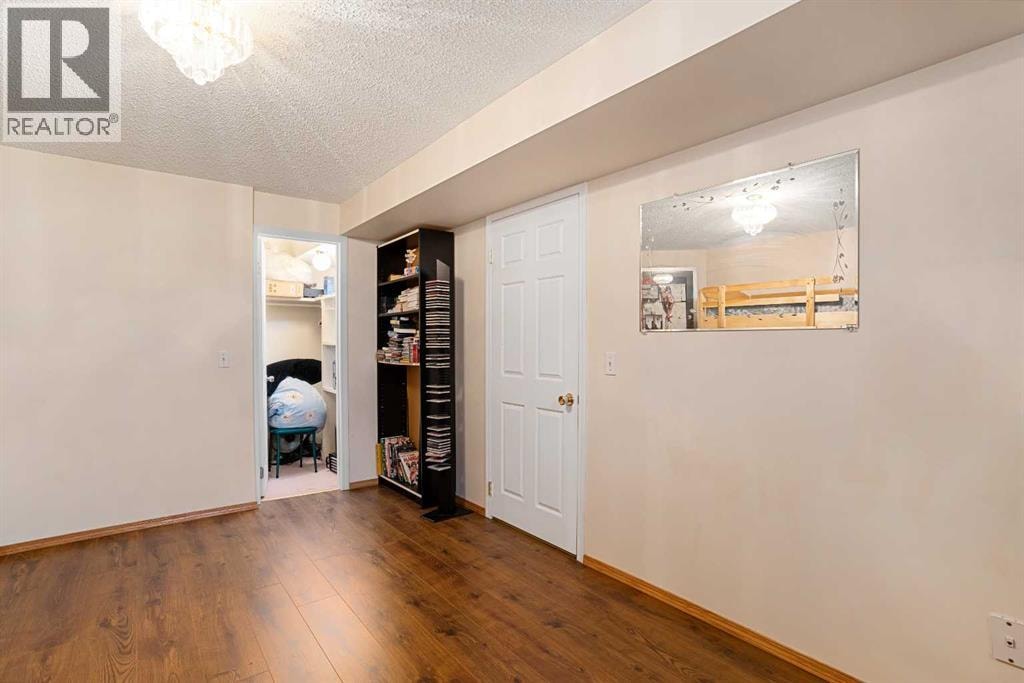 218 15 Avenue NW — photo 22